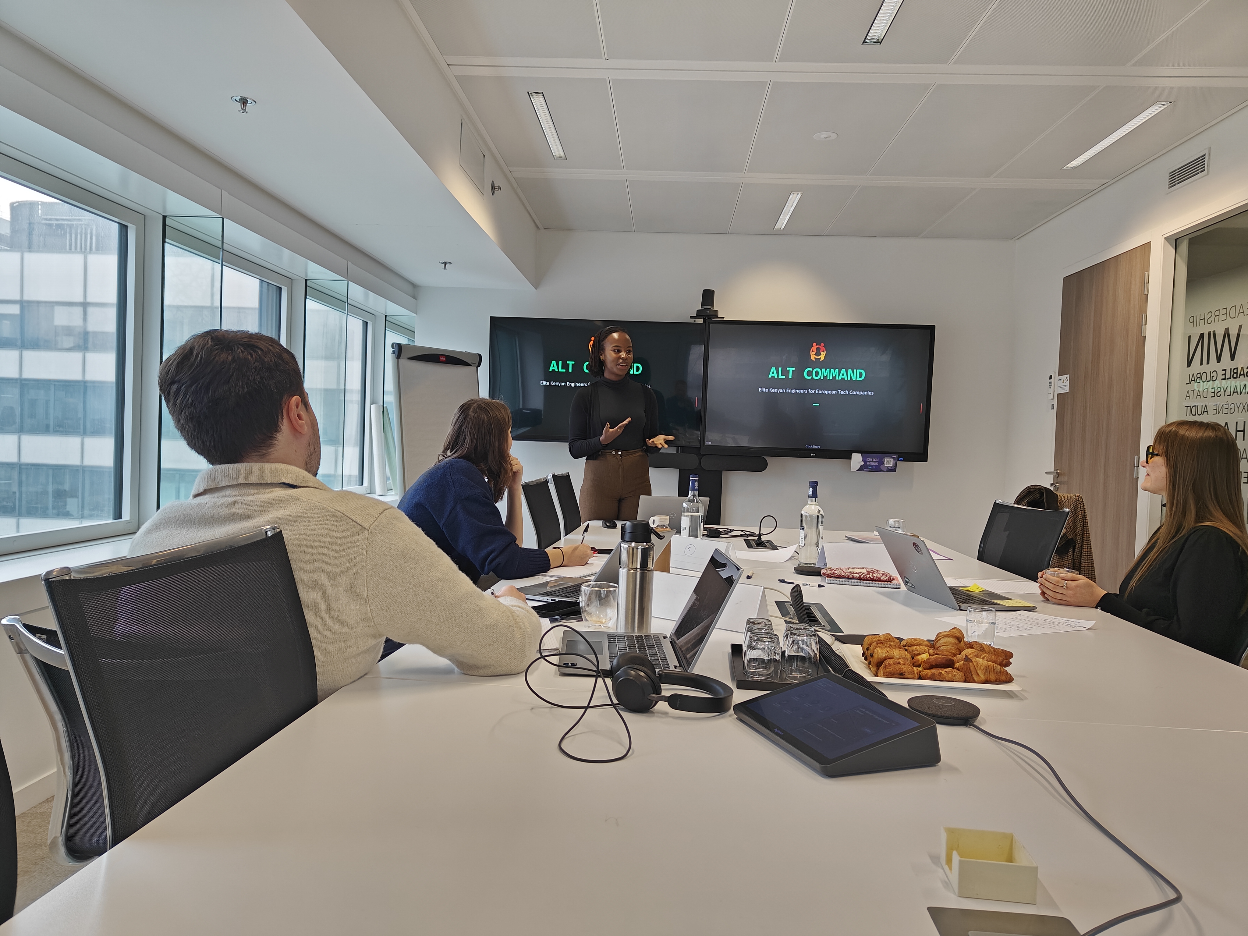 Kyende présentant Alt Command à des fondateurs